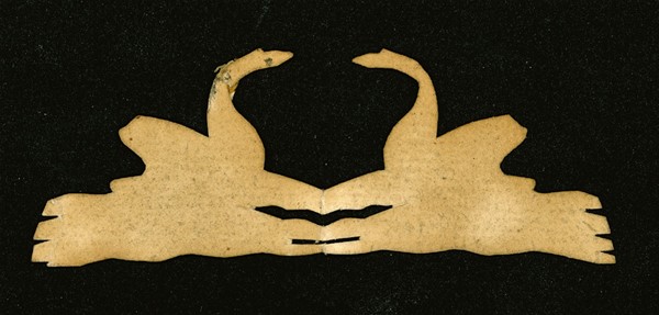H.C. Andersen-klip: To svaner på en sø (Klip i hvidt papir)